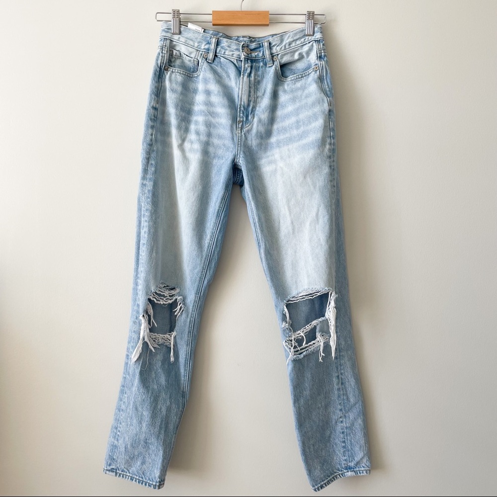 AMERICAN EAGLE Light Wash Ripped Knee Mom Jeans
